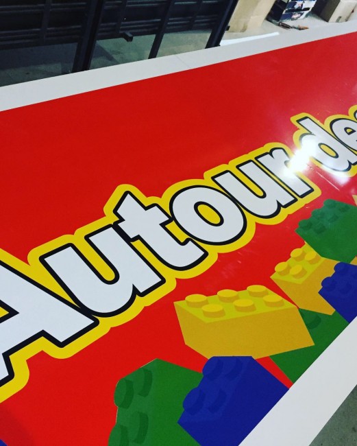 Lego Fabricant Panneau Aluminium Atelier Auvergne Comm'Unique Communication Publicité Création Fabrication Pose 23 Creuse 03 Allier 63 Puy de Dôme 87 Haute Vienne Clermont-Ferrand Vichy Montluçon Riom Chambon sur Voueize Limoges Pionsat Combrailles