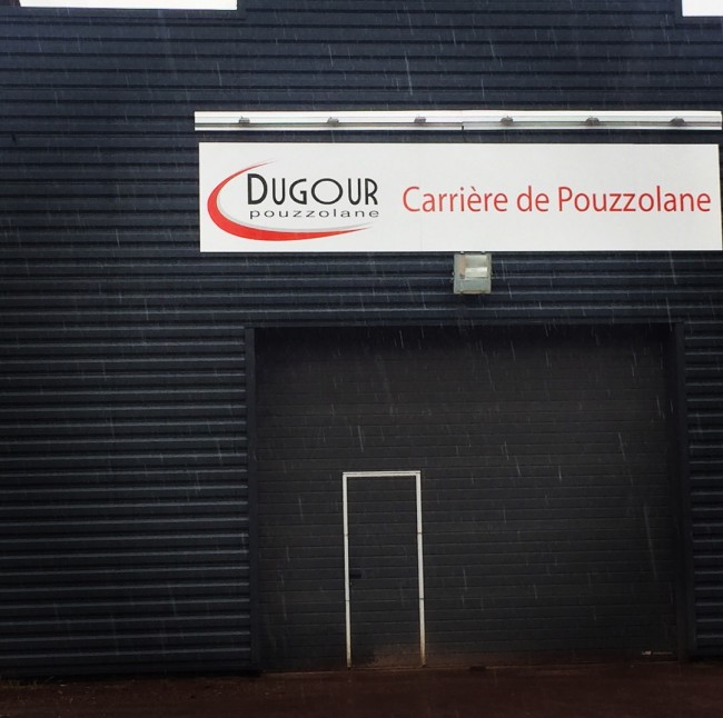 Fabricant Panneau Aluminium Dugour Atelier Auvergne Comm'Unique Communication Publicité Création Fabrication Pose 23 Creuse 03 Allier 63 Puy de Dôme 87 Haute Vienne Clermont-Ferrand Vichy Montluçon Riom Chambon sur Voueize Limoges Pionsat Combrailles