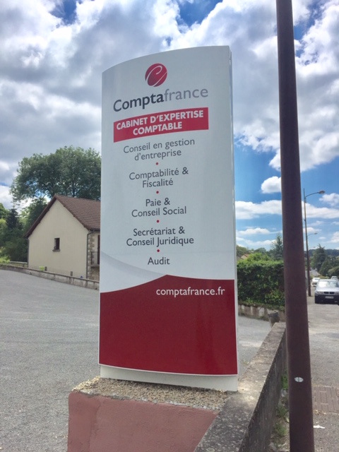 Fabricant totem sur mesure Alu dibond Atelier Auvergne Comm'Unique Communication Publicité Création Fabrication Pose 23 Creuse 03 Allier 63 Puy de Dôme 87 Haute Vienne Clermont-Ferrand Vichy Montluçon Riom Chambon sur Voueize Limoges Pionsat Combrailles