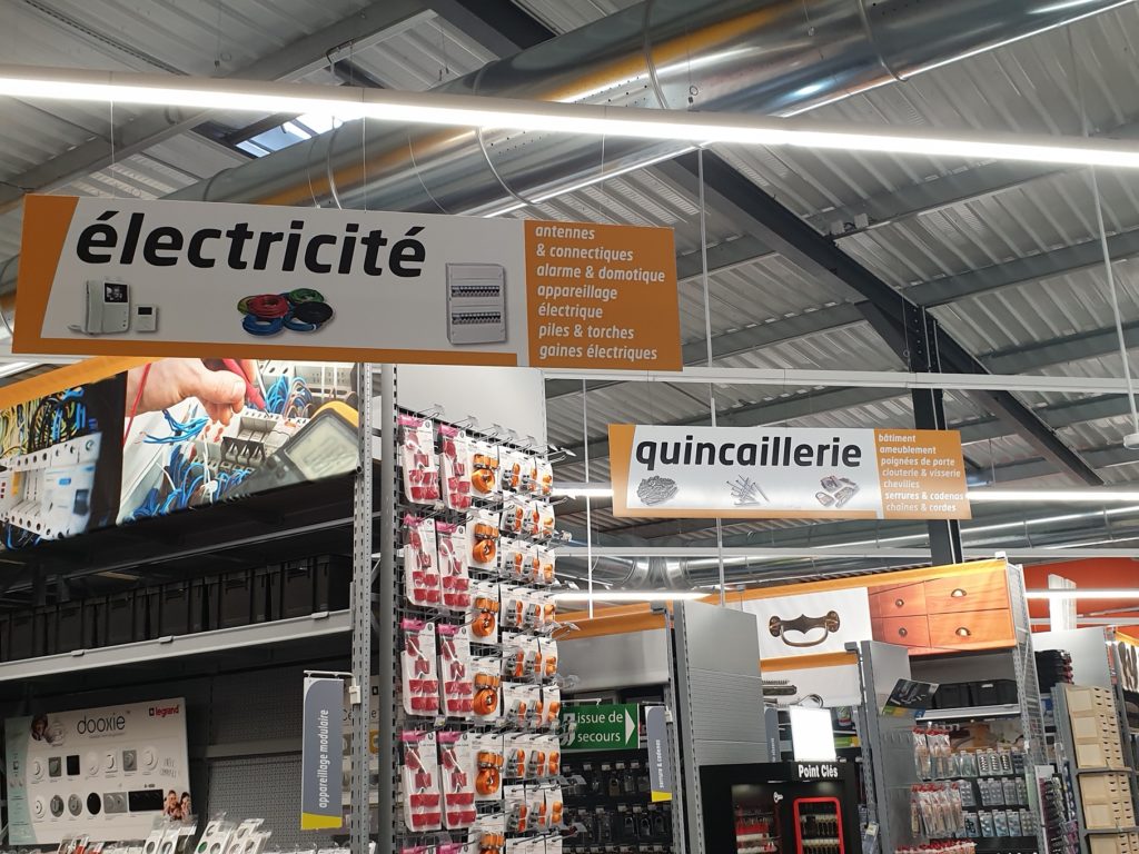 grande distribution Fabricant Panneau Atelier Auvergne Comm'Unique Communication Publicité Création Fabrication Pose 23 Creuse 03 Allier 63 Puy de Dôme 87 Haute Vienne Clermont-Ferrand Vichy Montluçon Riom Chambon sur Voueize Limoges Pionsat Combrailles