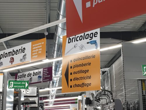 bricolage Bricomarché Fabricant Panneau Atelier Auvergne Comm'Unique Communication Publicité Création Fabrication Pose 23 Creuse 03 Allier 63 Puy de Dôme 87 Haute Vienne Clermont-Ferrand Vichy Montluçon Riom Chambon sur Voueize Limoges Pionsat Combrailles