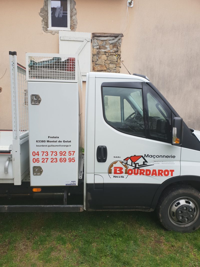 Fabricant covering camion benne cotéAtelier Auvergne Comm'Unique Communication Publicité Création Fabrication Pose 23 Creuse 03 Allier 63 Puy de Dôme 87 Haute Vienne Clermont-Ferrand Vichy Montluçon Riom Chambon sur Voueize Limoges Pionsat Combrailles