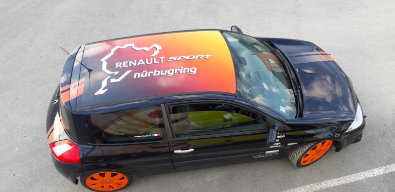 Renault sport Fabricant covering voiture Atelier Auvergne Comm'Unique Communication Publicité Création Fabrication Pose 23 Creuse 03 Allier 63 Puy de Dôme 87 Haute Vienne Clermont-Ferrand Vichy Montluçon Riom Chambon sur Voueize Limoges Pionsat Combrailles