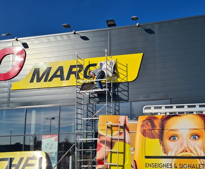 fabrication enseigne magasin grand format dibond plié impression numérique Bricomarché Auvergne 63 puy-de-Dôme 03 Allier 23 Creuse