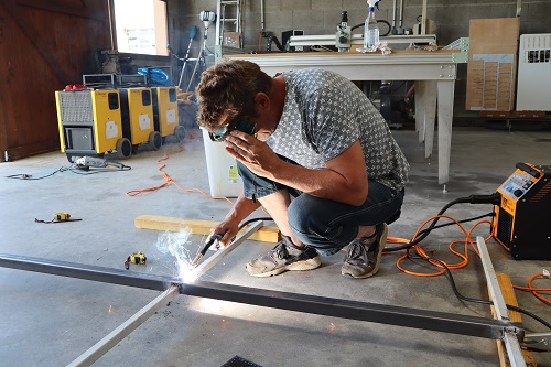 fabrication interne totem soudure métal - publicité enseigne atelier auvergne communique made in france Creuse 23