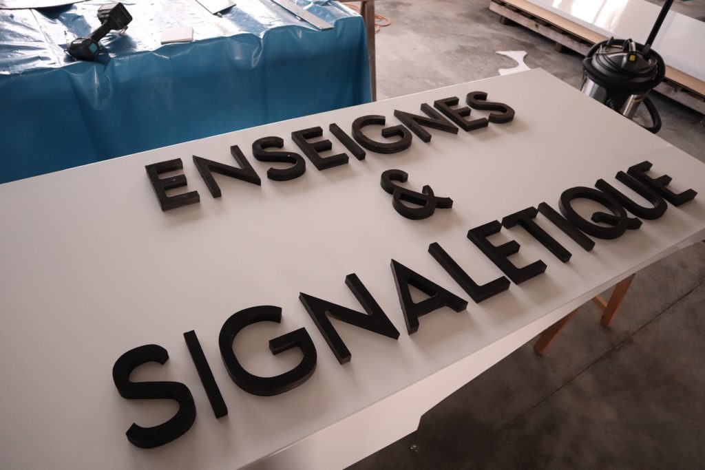 enseigne signalétique lettres 3D Atelier Comm'unique enseigne signalétique publicité Auvergne Puy-de-Dôme 63 Creuse 23 Allier 03 Clermont-Ferrand Riom Moulins Monluçon Vichy Guéret