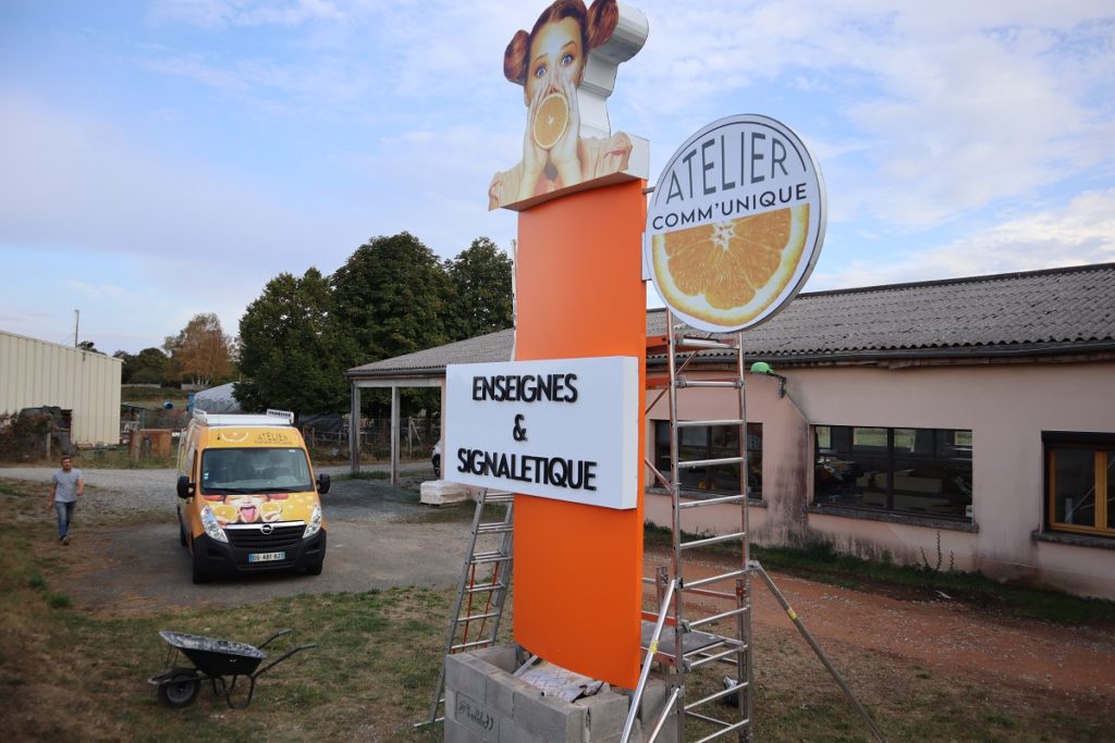 totem Atelier Comm'unique Chambon sur Voueize fabrication made in france lettres en volume alu dibond magasin cresue 23 allier 03 puy de dome 63