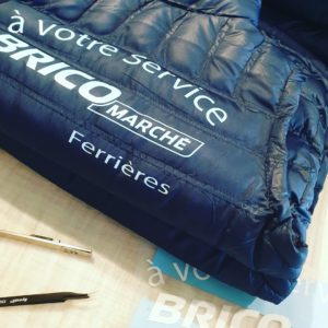 textile doudoune bricomarché flockage marquage Atelier communique publicité