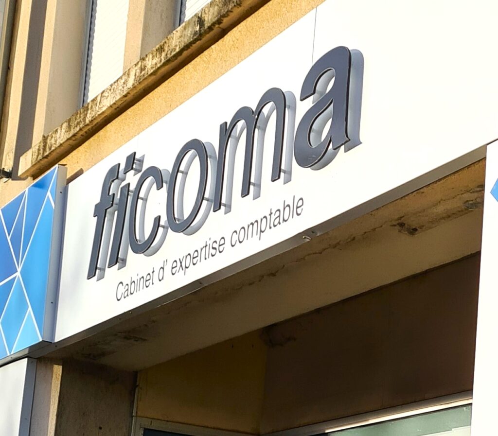 enseigne lettres sur taquets Ficoma expert comptable Puy de dome
